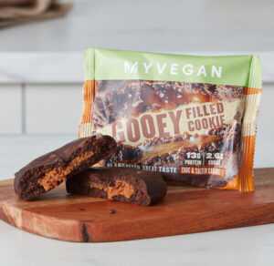 MyProtein  Veganské plněné proteinové cookie - Choc & Salted Caramel